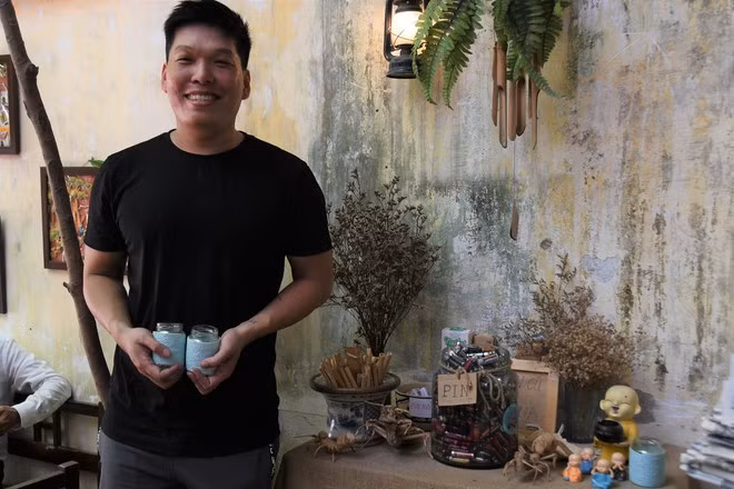 Các hoạt động của nhóm đã thu hút được những người trẻ cùng chí hướng. Trong hình là anh Nguyễn Thanh Long, chủ quán cà phê Ngách 160 Bùi Đình Túy (Q.Bình Thạnh), vì cũng yêu môi trường nên anh Long tìm đến các bạn Gen Xanh và tình nguyện cho mượn địa điểm để đặt nơi đổi rác lấy quà. Không những thế anh còn thường xuyên tái chế những vật dụng xinh xinh và tặng cho nhóm để làm quà đổi rác với mọi người. Ảnh: HOA NỮ