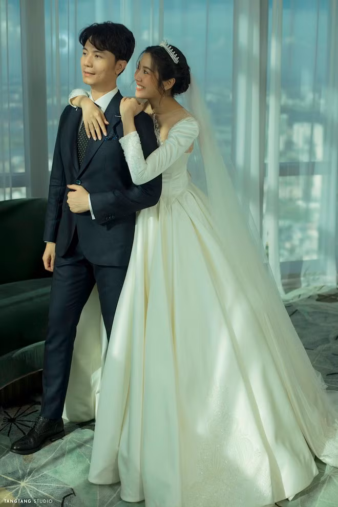 Chồng Thúy Vân là Nhật Vũ, sinh năm 1983, đang sống ở TP.HCM, là nhà đầu tư trong lĩnh vực phim ảnh, bất động sản. Ít ai biết Nhật Vũ chính là cháu ngoại của giáo sư Hoàng Minh Giám (1904 - 1995) là một nhà ngoại giao nổi tiếng của Việt Nam ẢNH: TANG TANG