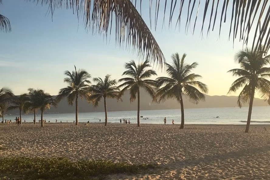 Sau khi thực hiện cách ly xã hội, bãi biển Đà Nẵng lập tức vắng người. Ảnh: Thanh Hải Sau khi thực hiện cách ly xã hội, bãi biển Đà Nẵng lập tức vắng người. Ảnh: Thanh Hải