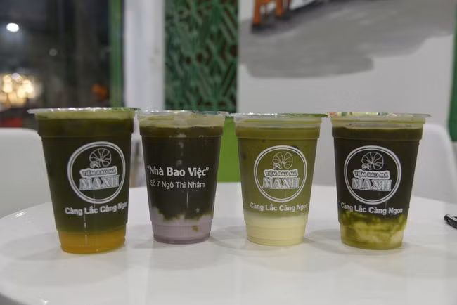 Nước rau má được kết hợp với chanh leo, sầu riêng, đậu xanh,... tùy size cốc có giá từ 15.000 - 35.000 đồng/cốc