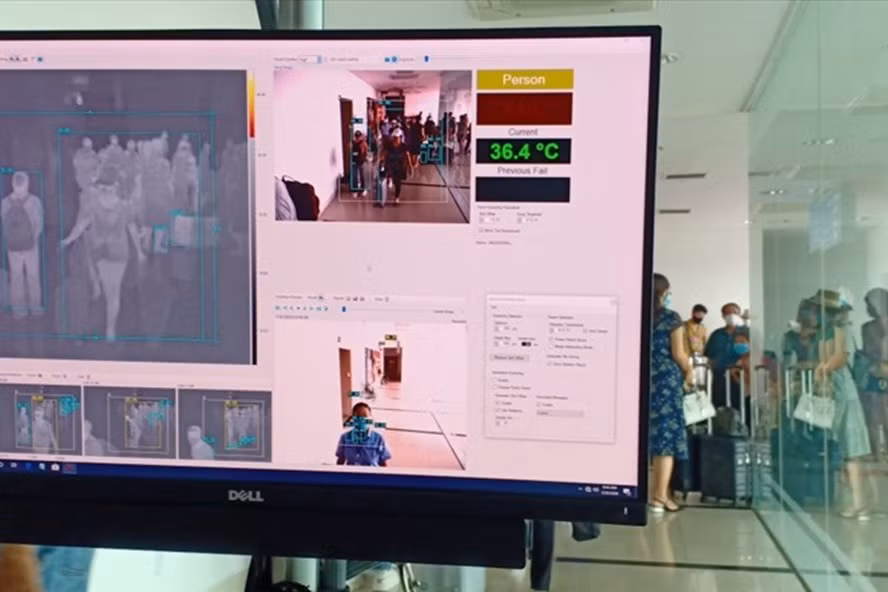 Cảng hàng không Buôn Ma Thuột đo thân nhiệt cho hành khách trong bối cảnh dịch COVID-19 đang có những diễn biến phức tạp. Ảnh: T.X