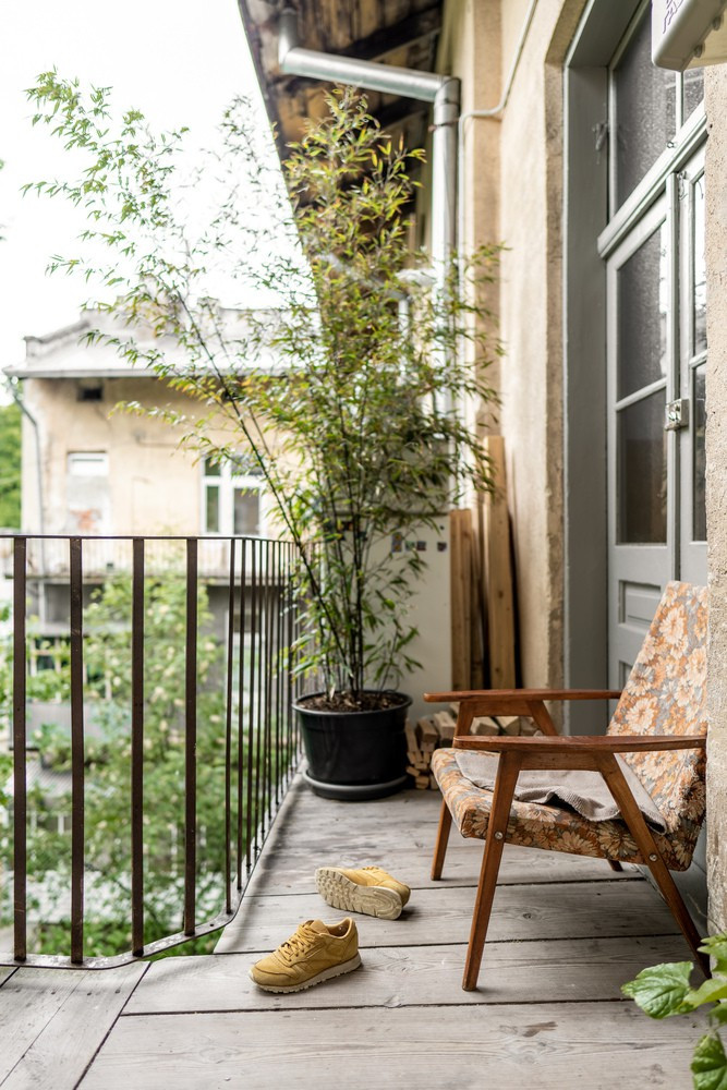 Ban công, nơi mọi người có thể giao tiếp với nhau và những người hàng xóm. Ban công, nơi mọi người có thể giao tiếp với nhau và những người hàng xóm.