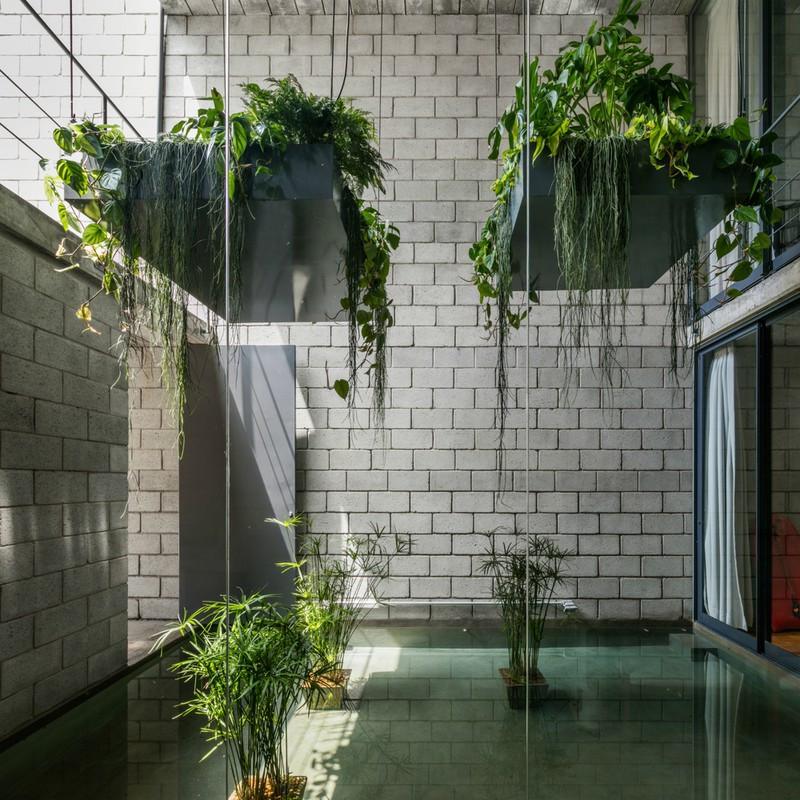 Cây xanh bố trí theo tầng, để từ góc nào chủ nhà cũng có thể nhìn cây cối. Cây xanh bố trí theo tầng, để từ góc nào chủ nhà cũng có thể nhìn cây cối.