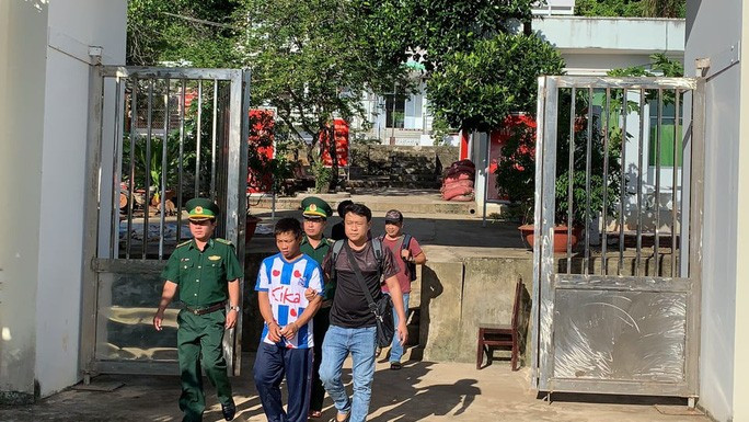 Lực lượng công an phối hợp với bộ đội biên phòng bắt giữ đối tượng Hảo khi đang ở trên tàu Lực lượng công an phối hợp với bộ đội biên phòng bắt giữ đối tượng Hảo khi đang ở trên tàu
