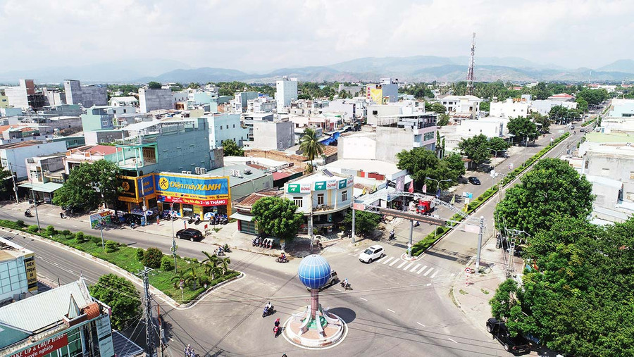 Cùng với việc tập trung rà soát điều chỉnh quy hoạch chung, thị xã Ayun Pa còn có nhiệm vụ triển khai đồng bộ các giải pháp cải tạo, chỉnh trang đô thị theo hướng văn minh, hiện đại. Ảnh: Thất Sơn Cùng với việc tập trung rà soát điều chỉnh quy hoạch chung, thị xã Ayun Pa còn có nhiệm vụ triển khai đồng bộ các giải pháp cải tạo, chỉnh trang đô thị theo hướng văn minh, hiện đại. Ảnh: Thất Sơn