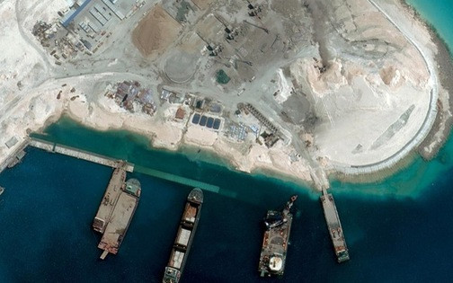 Tàu nạo vét Trung Quốc cải tạo và bồi đắp trái phép đá Chữ Thập thuộc quần đảo Trường Sa của Việt Nam nhưng bị Bắc Kinh chiếm đóng bất hợp pháp - Ảnh: AMTI/CSIS