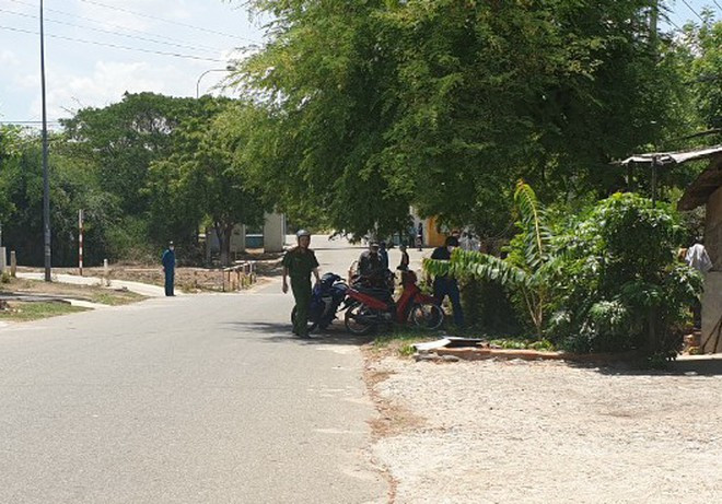 Lực lượng chức năng chốt chặn các con đường vào khu vực gần đám cháy. Ảnh: THIỆN NHÂN