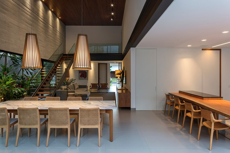 Đồ đạc bàn ghế trong nhà đơn giản hóa đến tối đa, đảm bảo không gian sống thoáng đãng cho gia chủ. Đồ đạc bàn ghế trong nhà đơn giản hóa đến tối đa, đảm bảo không gian sống thoáng đãng cho gia chủ.