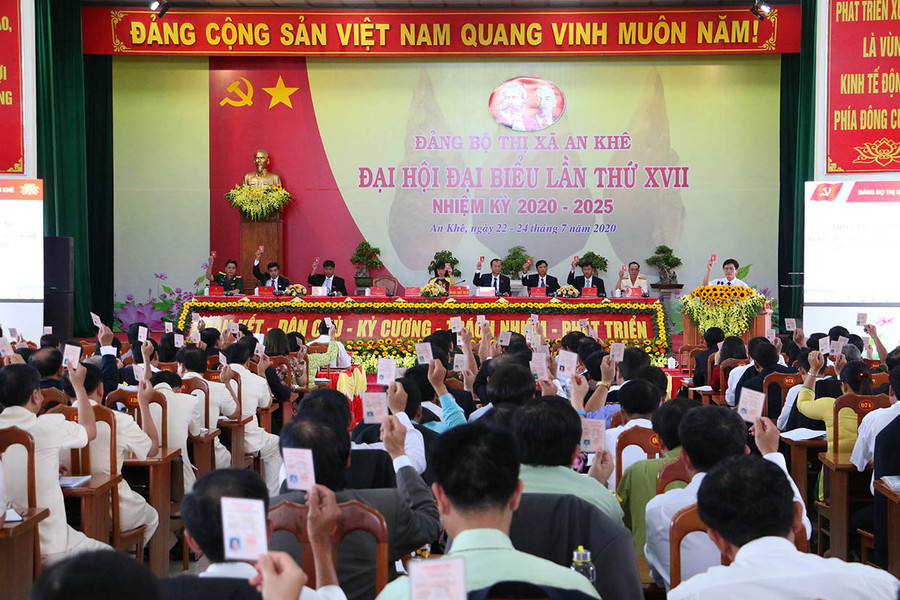 Các đại biểu biểu quyết thông qua chương trình làm việc phiên chính thức Đại hội đại biểu Đảng bộ thị xã An Khê lần thứ XVII (nhiệm kỳ 2020-2025). Ảnh: Quang Tấn Các đại biểu biểu quyết thông qua chương trình làm việc phiên chính thức Đại hội đại biểu Đảng bộ thị xã An Khê lần thứ XVII (nhiệm kỳ 2020-2025). Ảnh: QUANG TẤN