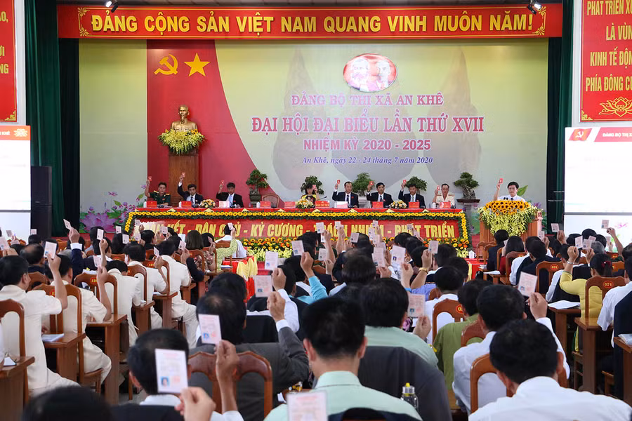 Các đại biểu biểu quyết thông qua chương trình làm việc phiên chính thức Đại hội đại biểu Đảng bộ thị xã An Khê lần thứ XVII (nhiệm kỳ 2020-2025). Ảnh: QUANG TẤN