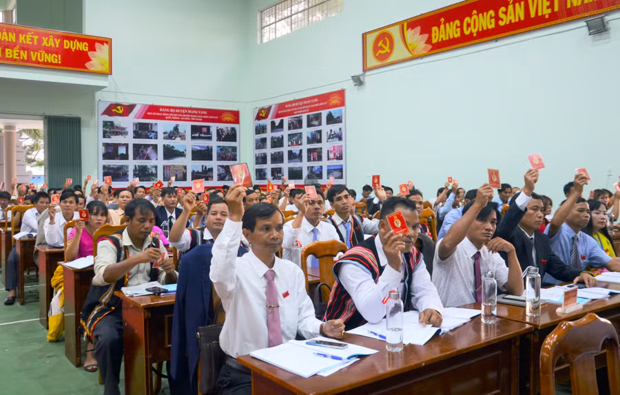 Các đại biểu biểu quyết thông qua chỉ tiêu trong nhiệm kỳ tới. Ảnh: Phương Linh