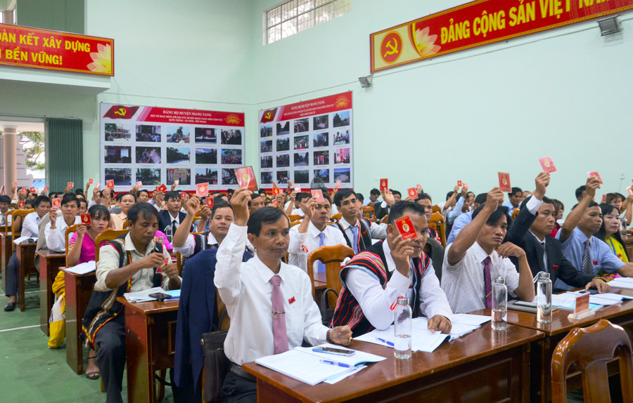 Các đại biểu biểu quyết thông qua chỉ tiêu trong nhiệm kỳ tới. Ảnh: Phương Linh