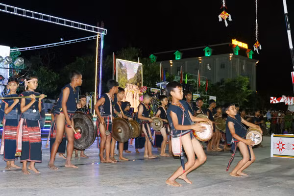 Biểu diễn cồng chiêng tại Ngày hội du lịch huyện Kbang năm 2019. Ảnh: P.N