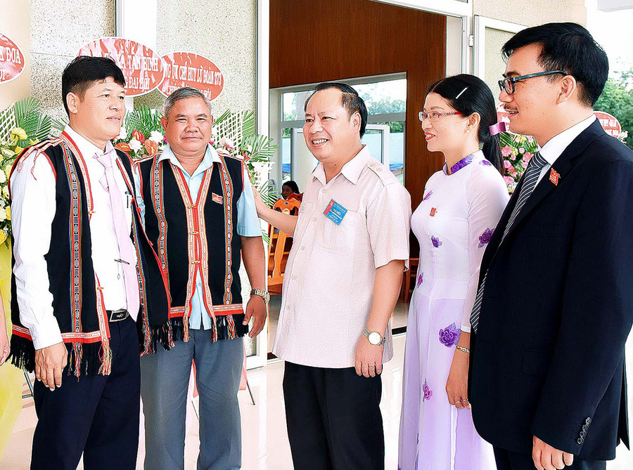 Phó Bí thư Thường trực Tỉnh ủy Châu Ngọc Tuấn (giữa) trao đổi với các đại biểu tại phiên Đại hội trù bị. Ảnh: Đ.T