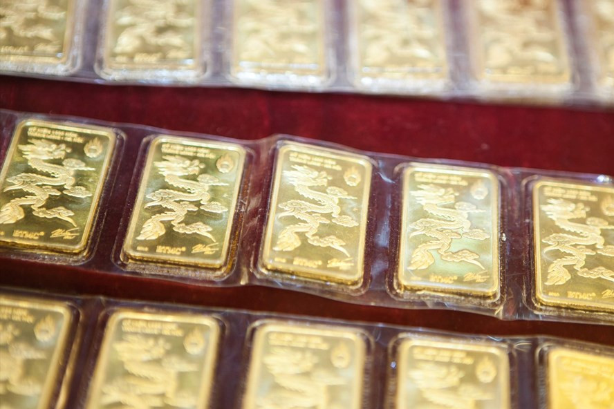 Giá vàng miếng SJC hiện vẫn gần chạm mốc 51 triệu đồng/lượng. Ảnh: H.N