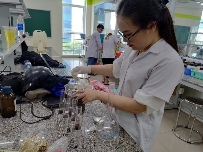 Từ khi bắt đầu dự án đến giờ, Trang và Tấn đều nhờ vào những trang thiết bị ở trường để thực hiện nghiên cứu và cho ra sản phẩm Ảnh: NVCC