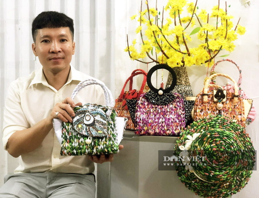 Thầy Toàn đang ấp ủ ý tưởng sử dụng vỏ mì gói để tạo nên nhiều sản phẩm hữu ích khác. Ảnh: M.A.