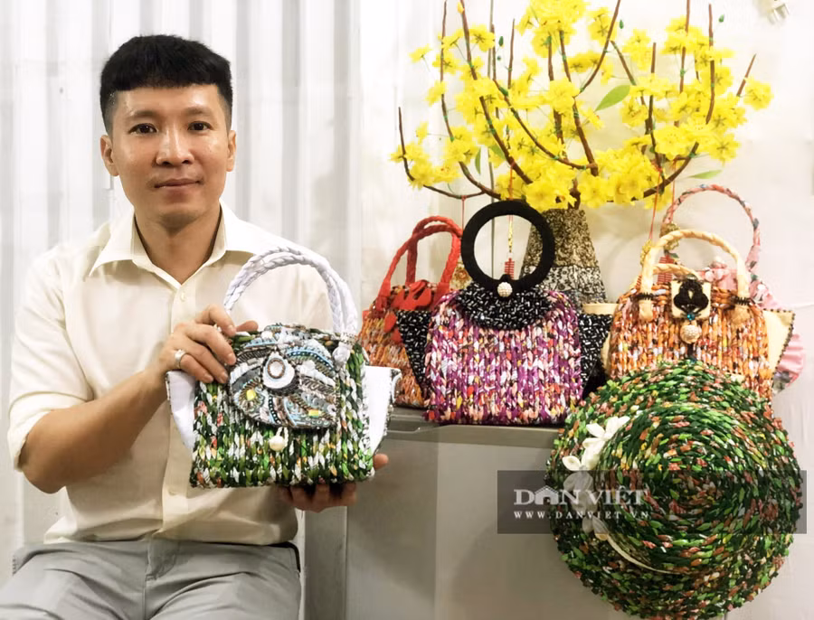 Thầy Toàn đang ấp ủ ý tưởng sử dụng vỏ mì gói để tạo nên nhiều sản phẩm hữu ích khác. Ảnh: M.A.