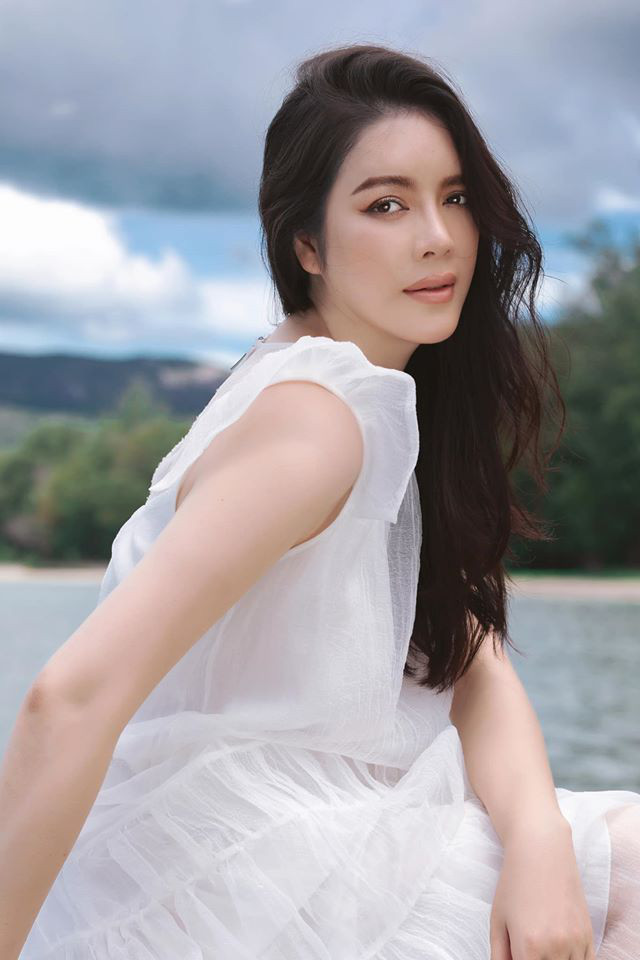 Bộ váy tôn khéo làn da trắng mịn cùng thân hình gợi cảm, trẻ trung của Lý Nhã Kỳ.