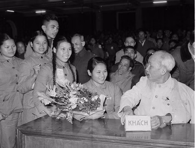 Bác Hồ nói chuyện với đại biểu TNXP dự Đại hội TNXP chống Mỹ cứu nước toàn miền Bắc tháng 1/1967. Nguồn: TTXVN Bác Hồ nói chuyện với đại biểu TNXP dự Đại hội TNXP chống Mỹ cứu nước toàn miền Bắc tháng 1/1967. Nguồn: TTXVN