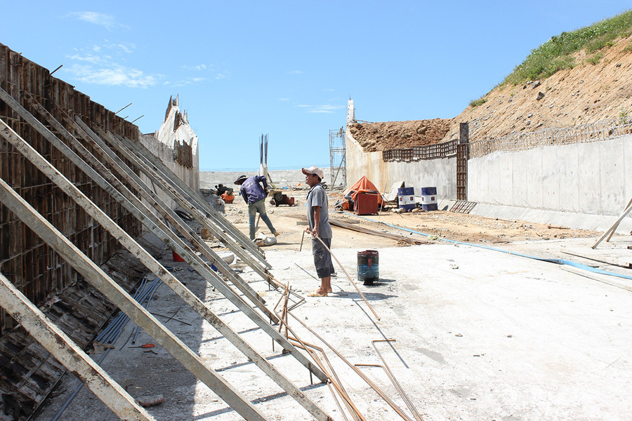 Thi công tràn xả lũ. Ảnh: Nguyễn Diệp