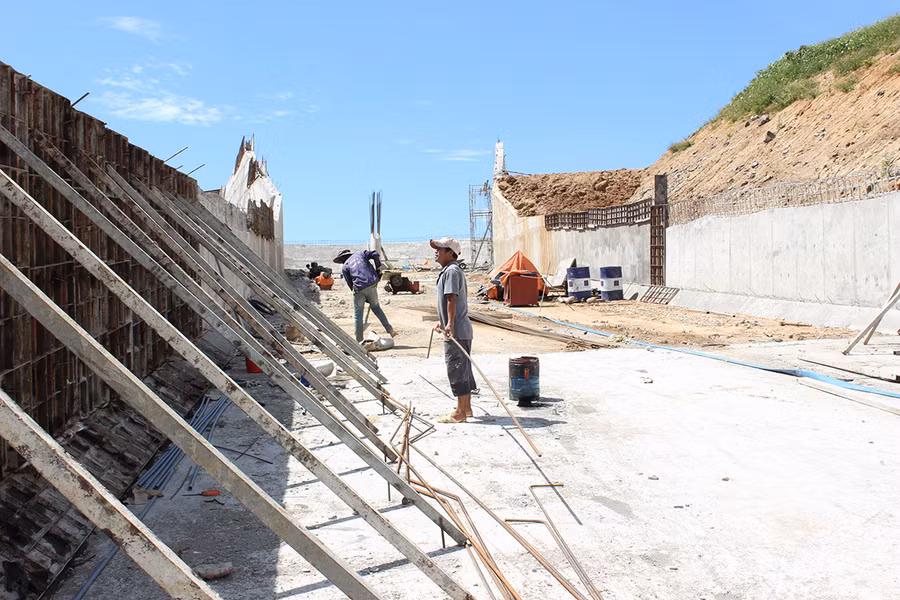 Thi công tràn xả lũ. Ảnh: Nguyễn Diệp