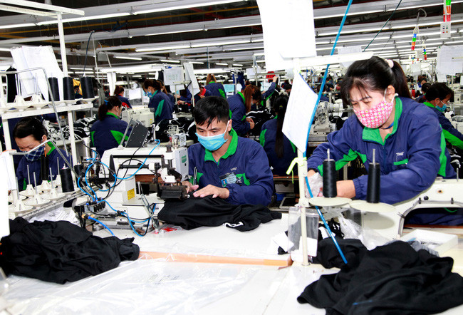 Lao động nên tỉnh táo đưa ra quyết định phù hợp, không nên vì lợi trước mắt mà rút BHXH một lần (Ảnh minh họa: Công nhân Công ty ty May TNG Thái Nguyên). Ảnh: T.N Lao động nên tỉnh táo đưa ra quyết định phù hợp, không nên vì lợi trước mắt mà rút BHXH một lần (Ảnh minh họa: Công nhân Công ty ty May TNG Thái Nguyên). Ảnh: T.N