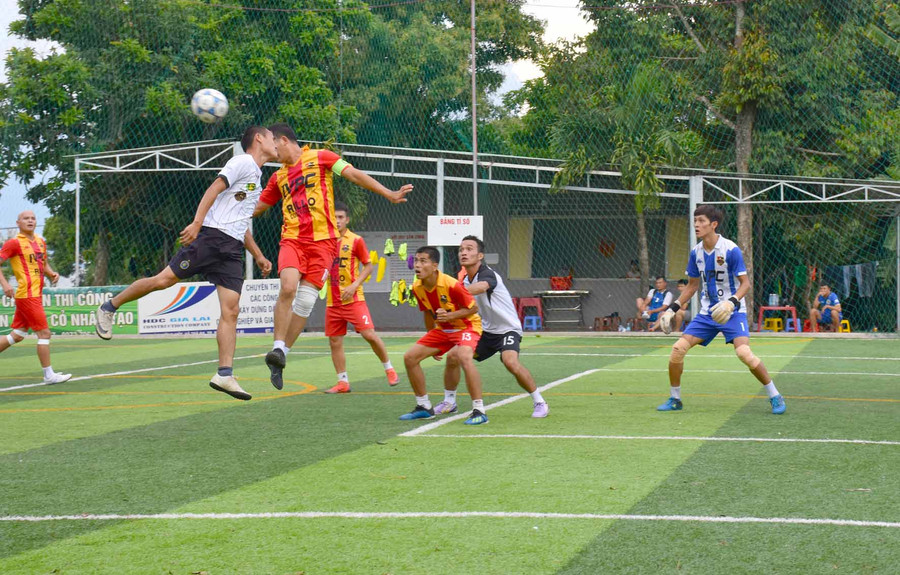 Các cầu thủ thi đấu hết mình vì niềm đam mê. Ảnh: Hà Phương