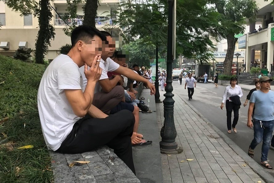 Hút thuốc lá trong cơ sở giáo dục là một trong nhiều hành vi bị nghiêm cấm. Ảnh: Hải Nguyễn Hút thuốc lá trong cơ sở giáo dục là một trong nhiều hành vi bị nghiêm cấm. Ảnh: Hải Nguyễn