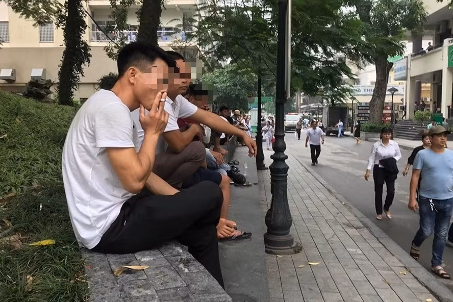 Hút thuốc lá trong cơ sở giáo dục là một trong nhiều hành vi bị nghiêm cấm. Ảnh: Hải Nguyễn