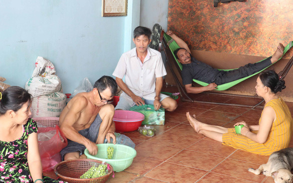 Những người ở góp vui vẻ, thân tình ở hẻm Phùng Chí Kiên, quận Tân Phú - Ảnh: LÊ VÂN