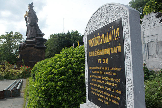 Tượng đài được xây dựng vào ngày 10/5/2010, đúc tượng đồng trong 2 ngày.  Tượng đài được xây dựng vào ngày 10/5/2010, đúc tượng đồng trong 2 ngày.