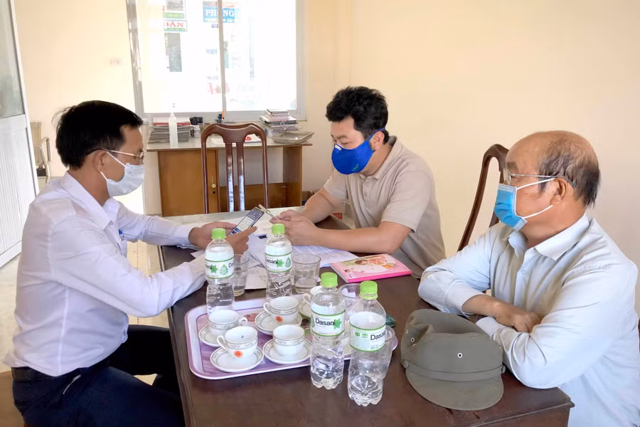 Đại diện Sở Giao thông-Vận tải kiểm tra công tác triển khai phòng-chống dịch Covid-19 tại Bến xe huyện Kbang. Ảnh: LÊ HÒA 