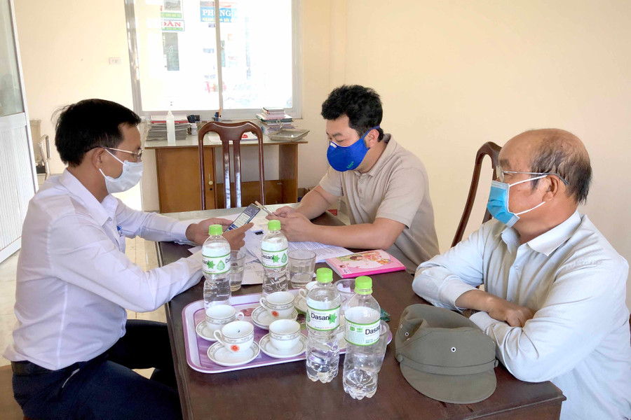 Đại diện Sở Giao thông-Vận tải kiểm tra công tác triển khai phòng-chống dịch Covid-19 tại Bến xe huyện Kbang. Ảnh: LÊ HÒA 