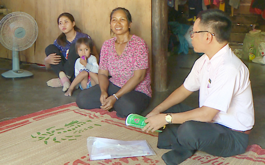 Lãnh đạo Phòng giao dịch Ngân hàng Chính sách Xã hội huyện Phú Thiện thăm hỏi chị Ksor H’Thăk (tổ 3, thị trấn Phú Thiện) về tình hình công việc sau khi vay vốn. Ảnh: Phạm Ngọc 
