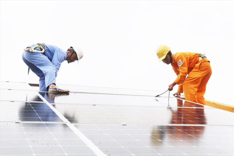 Nhiều địa phương khuyến khích sử dụng điện năng lượng mặt trời áp mái. Ảnh: Tâm An
