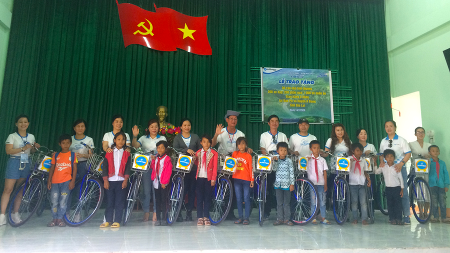 100 Em học sinh nghèo trên địa bàn xã Ya Hội được nhận xe đạp do CLB Doanh nhân Sài Gòn trao tặng. Ảnh: Nguyễn Hiền