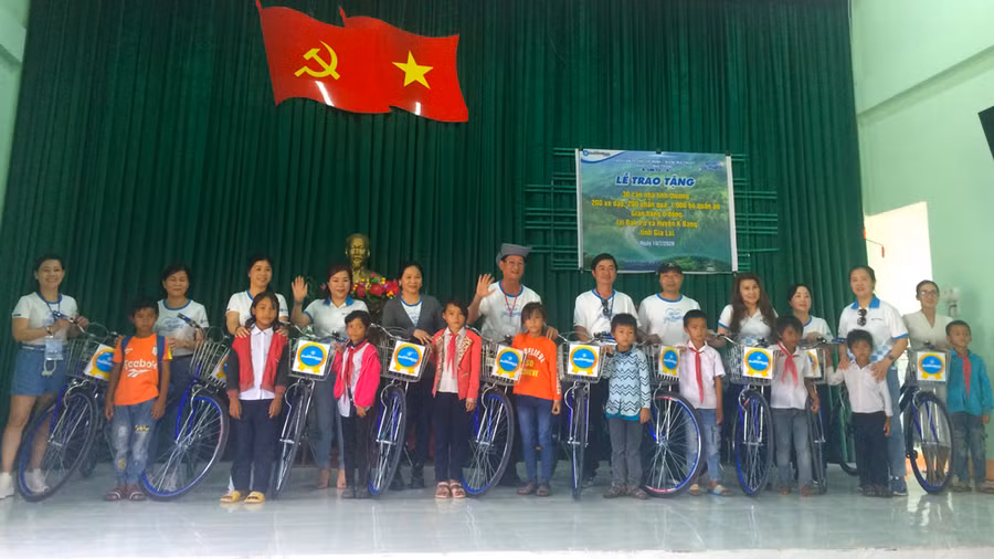 100 Em học sinh nghèo trên địa bàn xã Ya Hội được nhận xe đạp do CLB Doanh nhân Sài Gòn trao tặng. Ảnh: Nguyễn Hiền