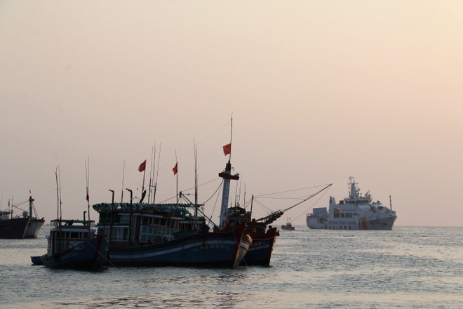 Tàu CSB-8002 của Vùng Cảnh sát biển 2 đang trực bảo vệ chủ quyền và bảo vệ ngư dân khai thác hải sản trên Biển Đông - Ảnh: Mai Thanh Hải Tàu CSB-8002 của Vùng Cảnh sát biển 2 đang trực bảo vệ chủ quyền và bảo vệ ngư dân khai thác hải sản trên Biển Đông - Ảnh: Mai Thanh Hải