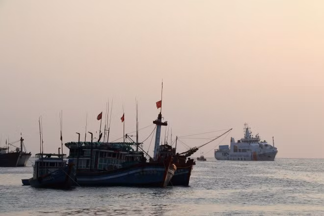 Tàu CSB-8002 của Vùng Cảnh sát biển 2 đang trực bảo vệ chủ quyền và bảo vệ ngư dân khai thác hải sản trên Biển Đông - Ảnh: Mai Thanh Hải