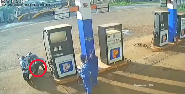 Sau đó người này che chắn, cúi xuống nhặt tiền rồi bỏ đi.