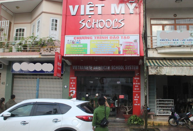 Công an khám xét trường 