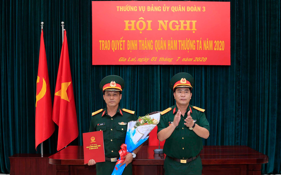 Đại tá Nguyễn Anh Tuấn- Tư lệnh Quân đoàn 3 trao quyết định thăng quân hàm. Ảnh: Vĩnh Hoàng  Đại tá Nguyễn Anh Tuấn- Tư lệnh Quân đoàn 3 trao quyết định thăn quân hàm. Ảnh: Vĩnh Hoàng