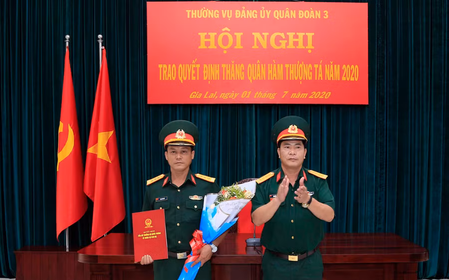  Đại tá Nguyễn Anh Tuấn- Tư lệnh Quân đoàn 3 trao quyết định thăn quân hàm. Ảnh: Vĩnh Hoàng