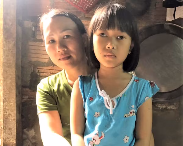 Cháu Nguyễn Ngọc Tường Lam và mẹ. Ảnh: Đinh Yến