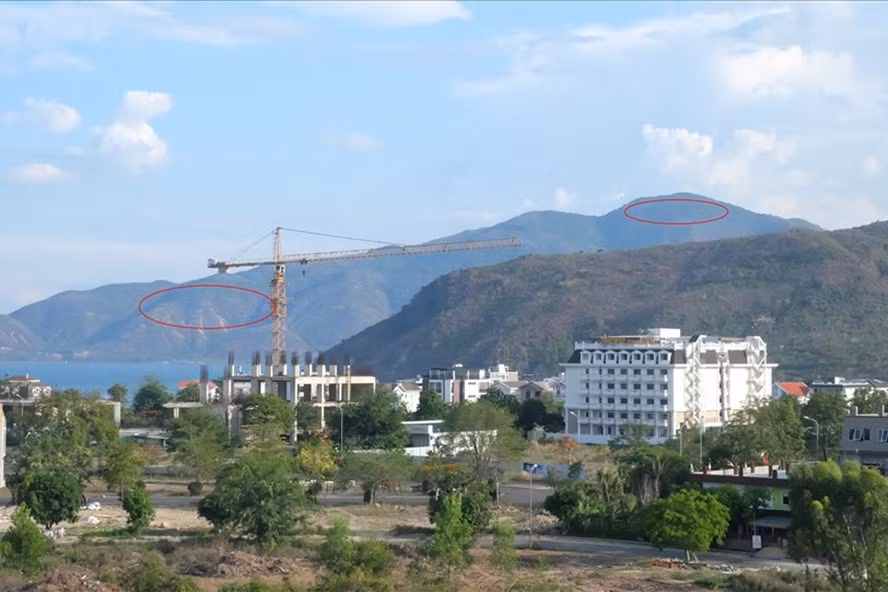 Dự án Làng Hòa bình và sáng tạo Nha Trang chiếm hàng trăm héc-ta rừng phòng hộ trên núi Cù Hin (vòng đỏ). Ảnh: Nhiệt Băng