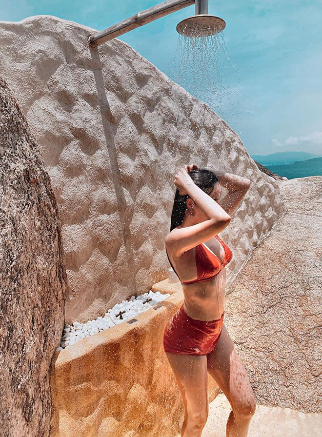 Nữ ca sĩ chăm diện bikini khoe vóc dáng gợi cảm từ sau khi kết hôn ẢNH: FBNV