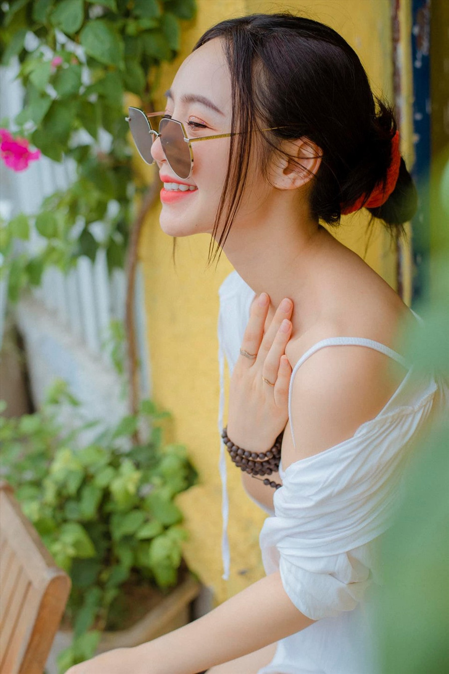 Quỳnh Kool sinh năm 1995, từng theo học ngành diễn viên tại trường đại học Sân khấu - Điện ảnh Hà Nội. Tuy tuổi nghề và tuổi đời còn khá nhỏ nhưng Quỳnh Kook đã sở hữu được những vai diễn ấn tượng trong nhiều bộ phim phát sóng vào khung giờ vàng như 