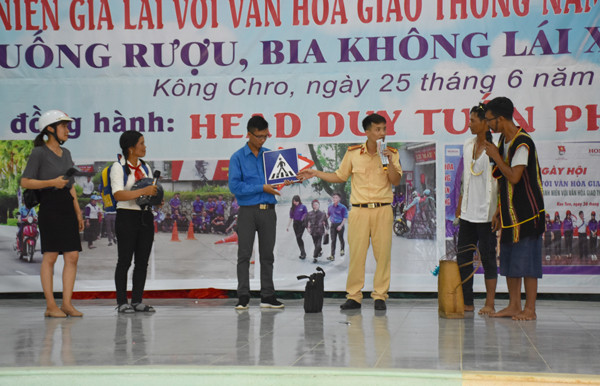 Đội huyện Kông Chro thể hiện tiểu phẩm “Luật đến tận làng”. Ảnh: H.P