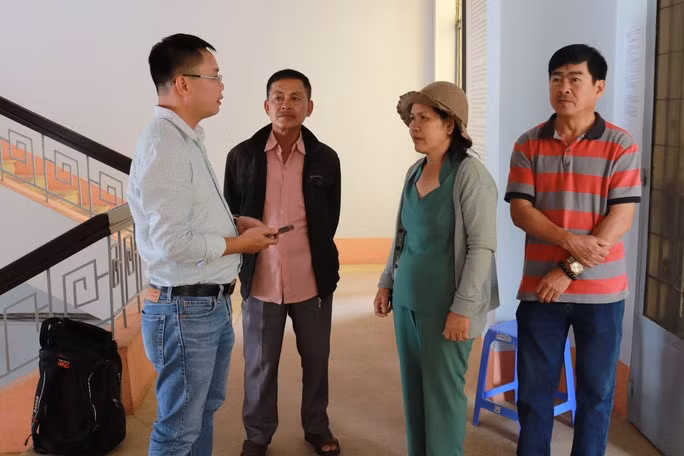 Các hộ dân thẫn thờ sau phiên tòa. Ảnh Tuấn Khang